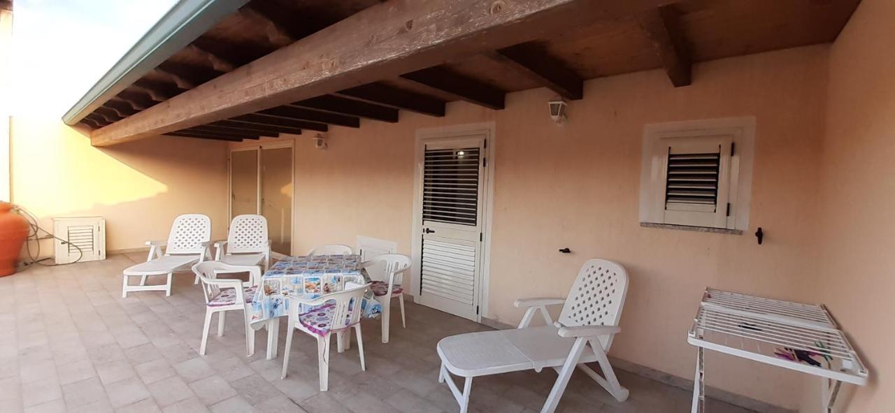 Fronte Mare Attico Indipendente Ed Esclusivo Con Terrazza Panoramica Apartment Isola Rossa Exterior photo